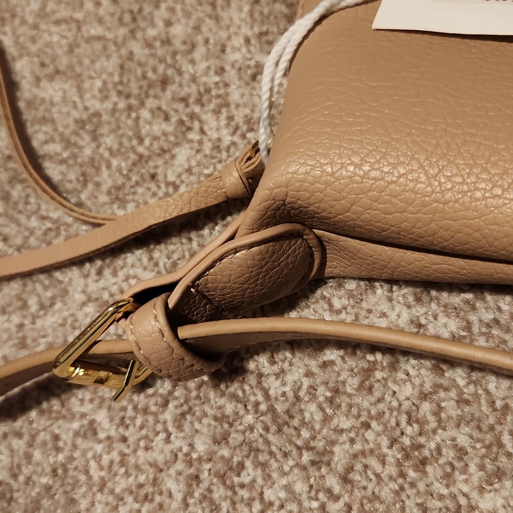 NWTClassic Women's Shoulder Bag in Beige - Picture 2 of 6